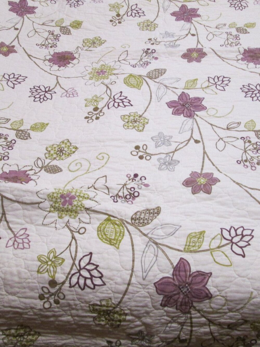 Vtg cottage core floral ivory bckground queen qulit plum and lime floral